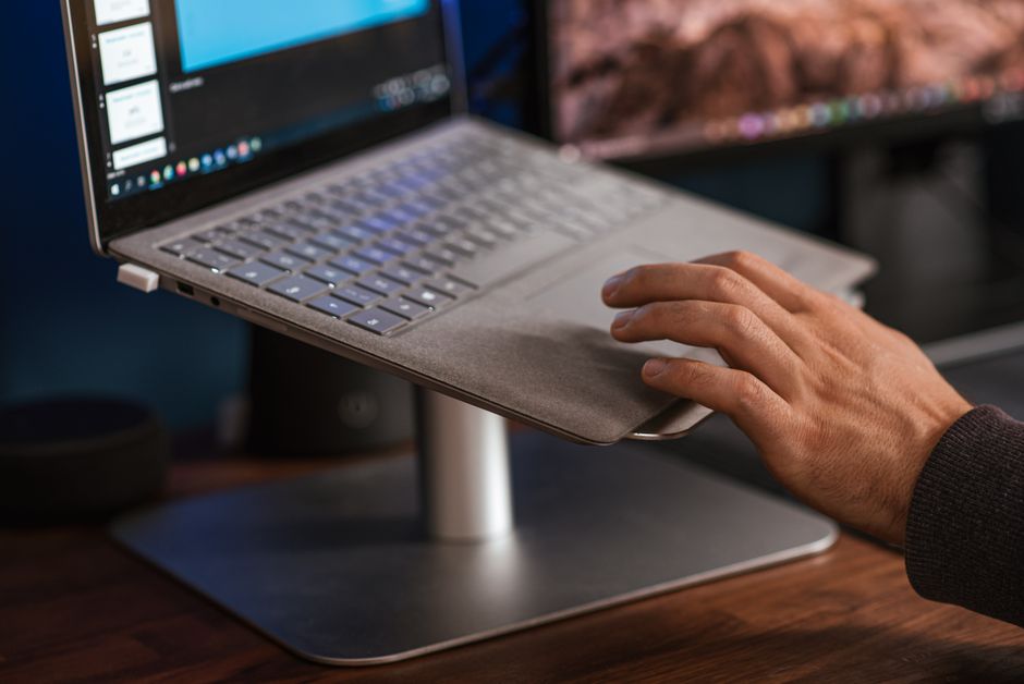 Monitor magasság és testtartás: amit minden otthoni dolgozónak tudnia kell